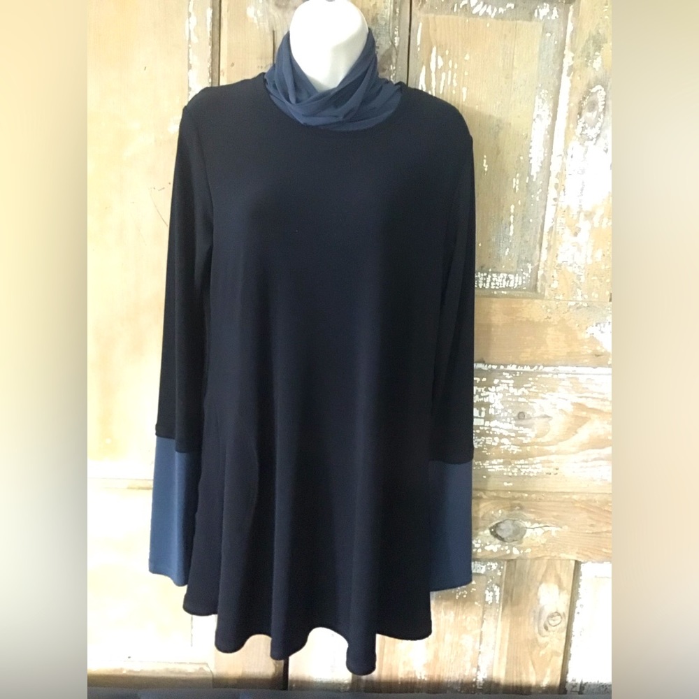 Simpli Canada Woman’s Top Black Gray Mock Turtleneck Size 8 Stretch Pullover